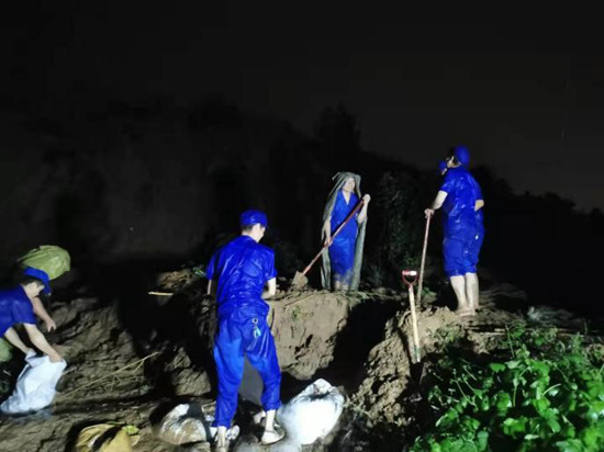 微光汇聚、风雨同舟，我们一起扛！