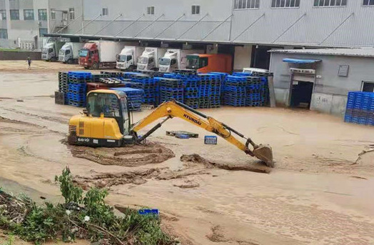 微光汇聚、风雨同舟，我们一起扛！