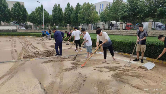 微光汇聚、风雨同舟，我们一起扛！