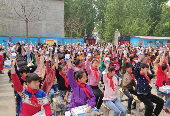 “健康中原行”花花牛乳业集团2019年中国小康牛奶行动 首场公益助学捐赠仪式在（河南·太康）转楼镇轩庄小学举行