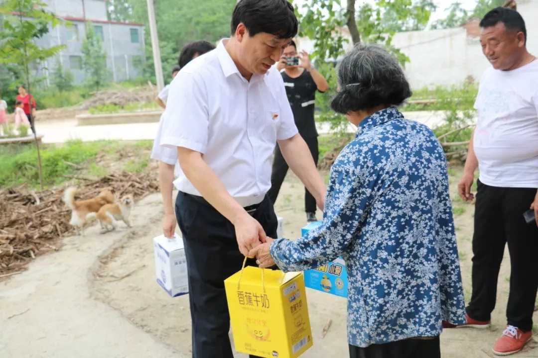 花花牛乳业集团走访慰问贫困户 结对帮扶暖人心