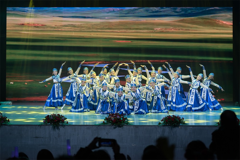 “不忘初心、聚力前行” 花花牛集团2018迎新春联欢会隆重举行